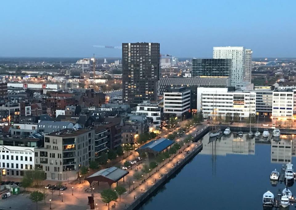 Uniek Appartement - Mooiste En Hoogste Uitzicht Op Antwerpen! - Incl Gratis Parking Esterno foto